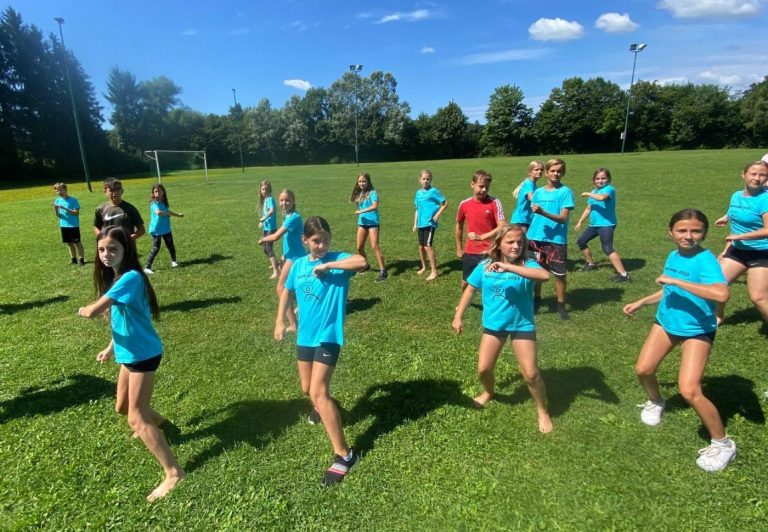 Jugendliche tanzen eine Hip-Hop-Choreografie
