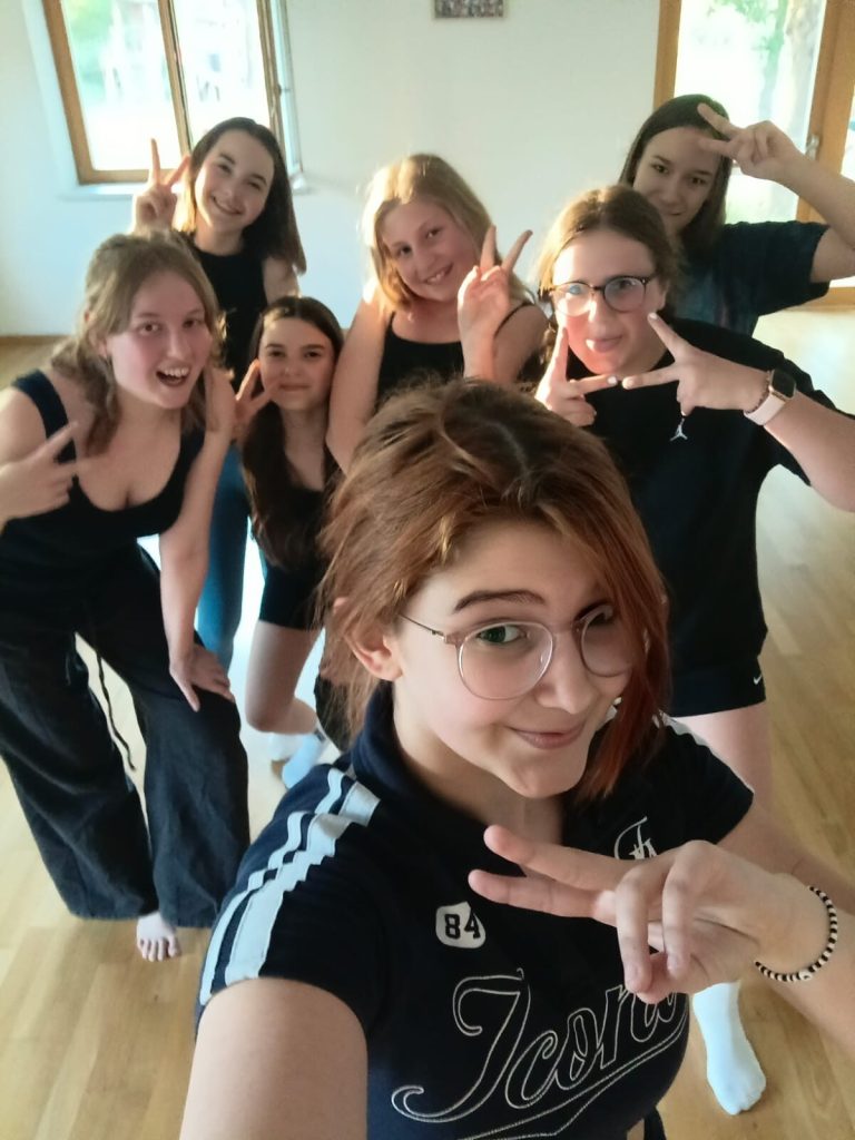 Jugendliche Tanzgruppe posiert gemeinsam für ein Foto