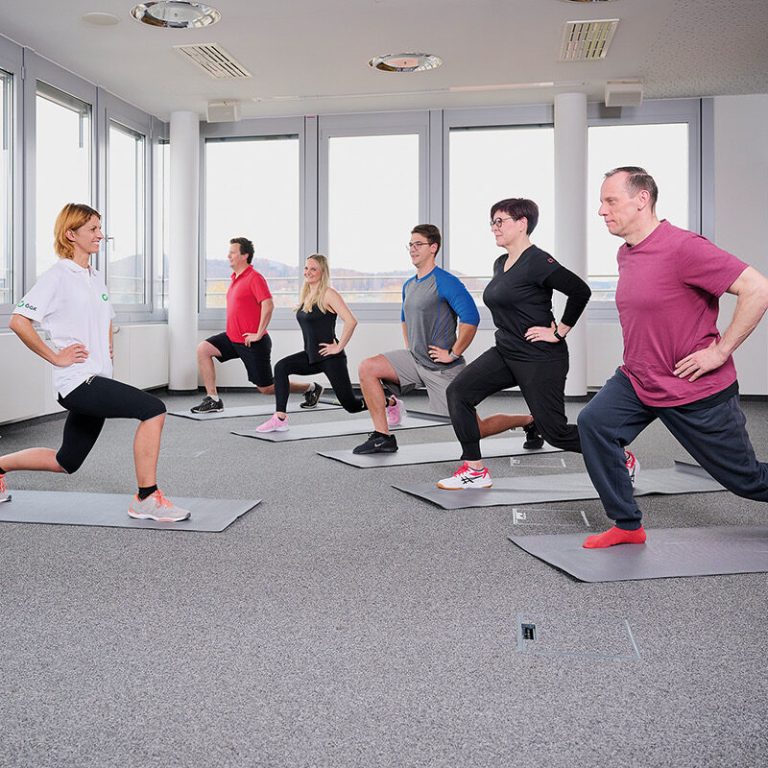 Teilnehmende beim Rückentraining des TV Safental