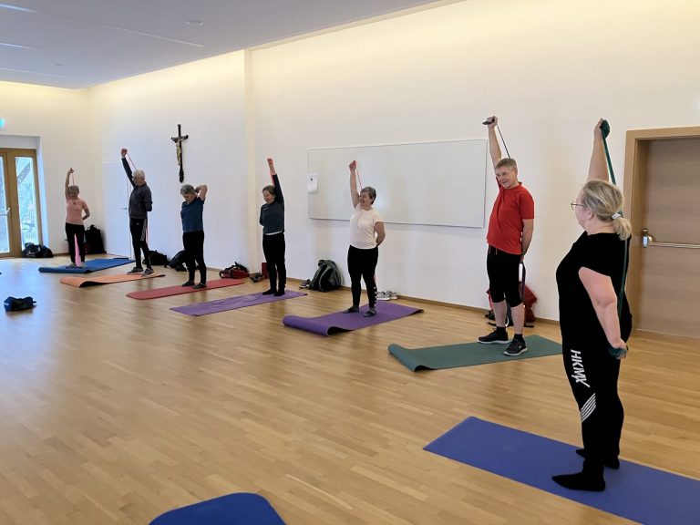 Teilnehmende beim Rückentraining des TV Safental